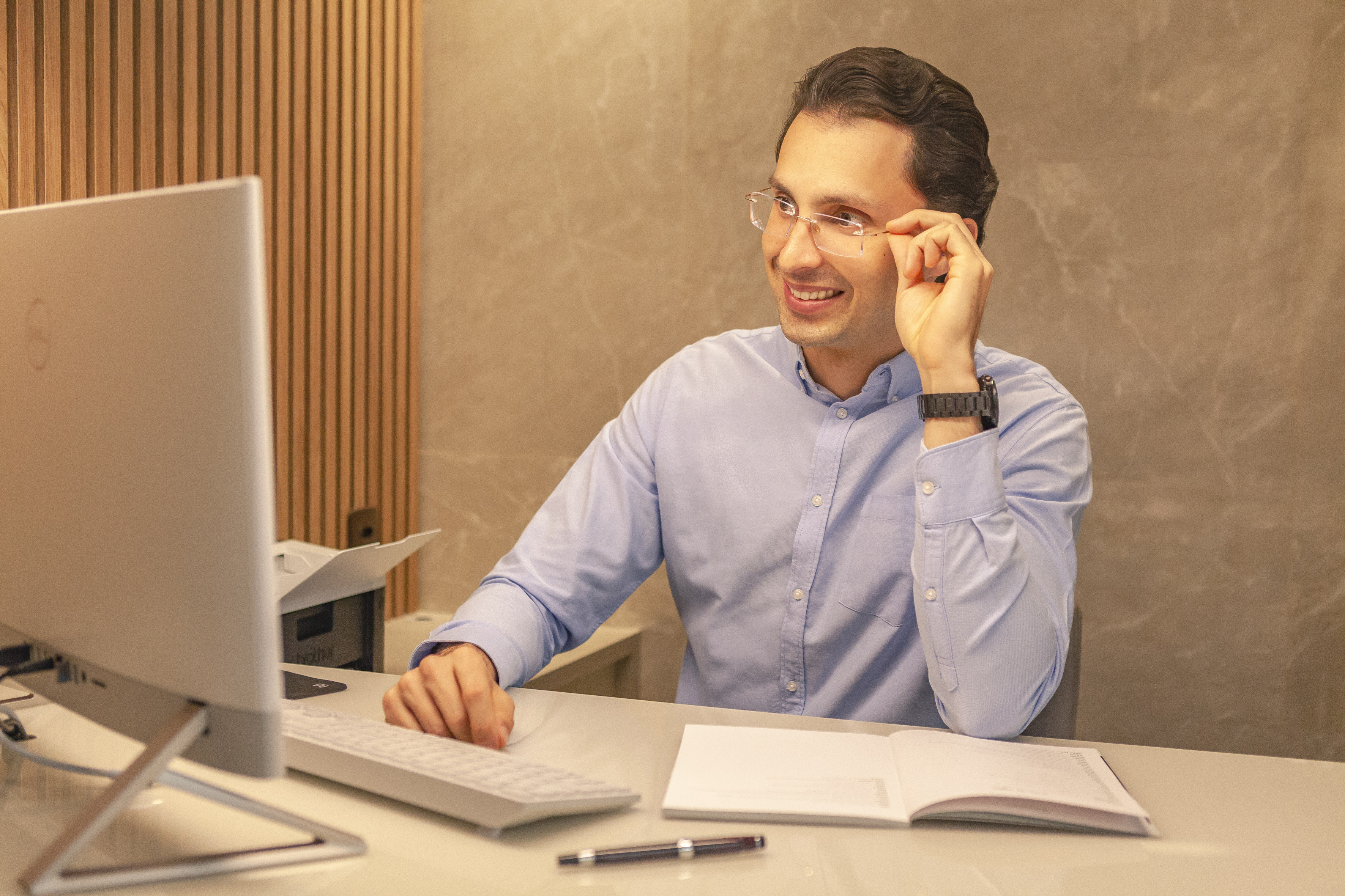 Dr. Lucas Roquim em seu consultório